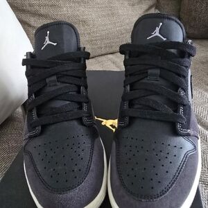 Jordan Black Sneakers